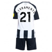 Camiseta Newcastle United Tino Livramento #21 Primera Equipación Replica 2024-25 para niños mangas cortas (+ Pantalones cortos)